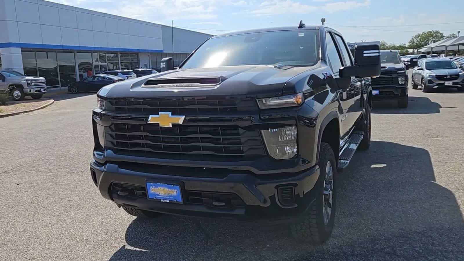 Used 2025 Chevrolet Silverado 2500 Custom w/ Custom Convenience Package AWD/4WD image 3