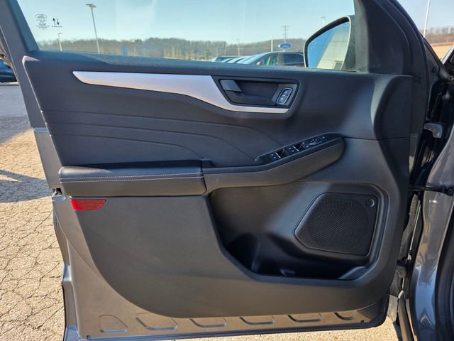 Used 2022 Ford Escape SE w/ SE Sport Appearance Package image 5