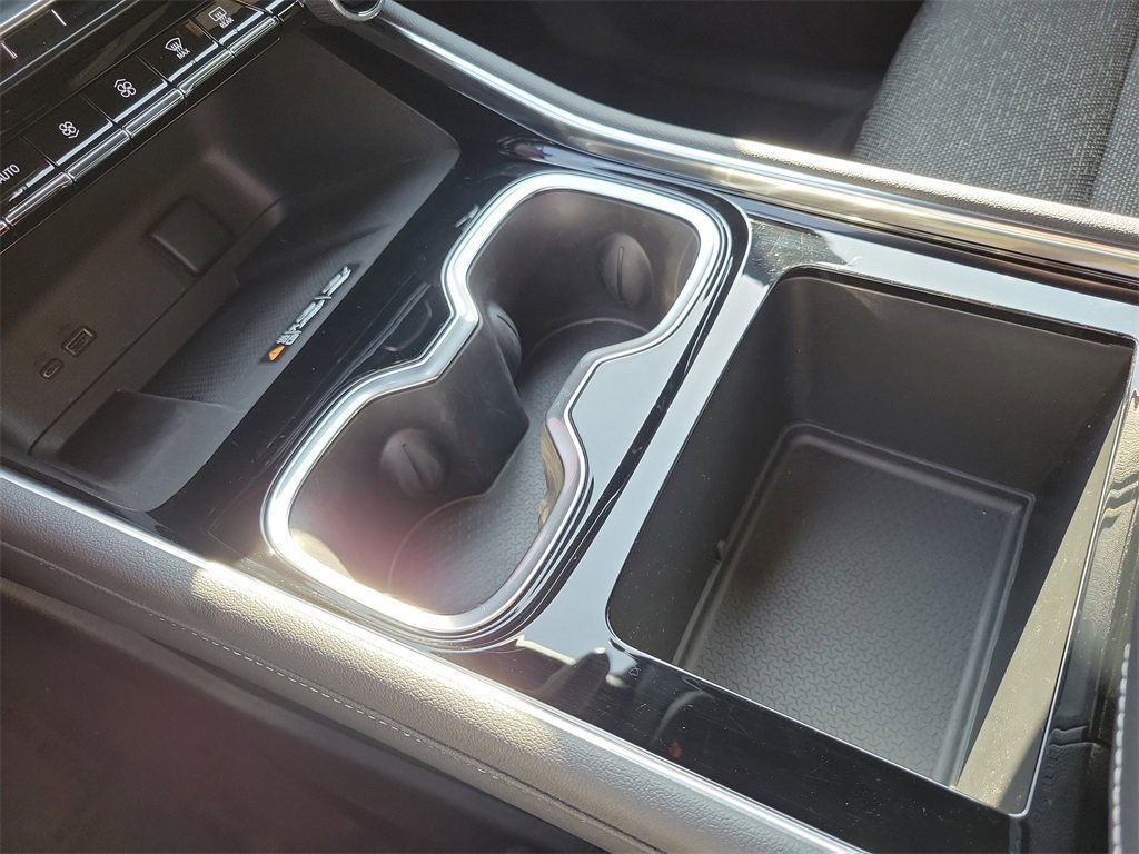 Used 2025 Chevrolet Traverse LT image 14