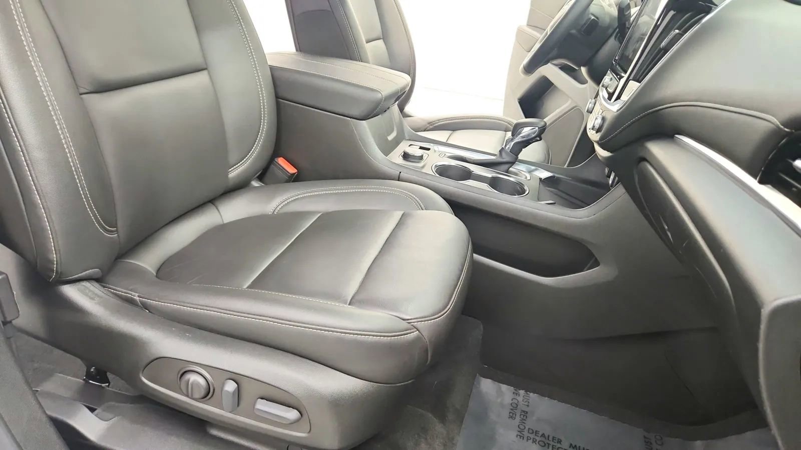 Used 2023 Chevrolet Traverse LT image 32