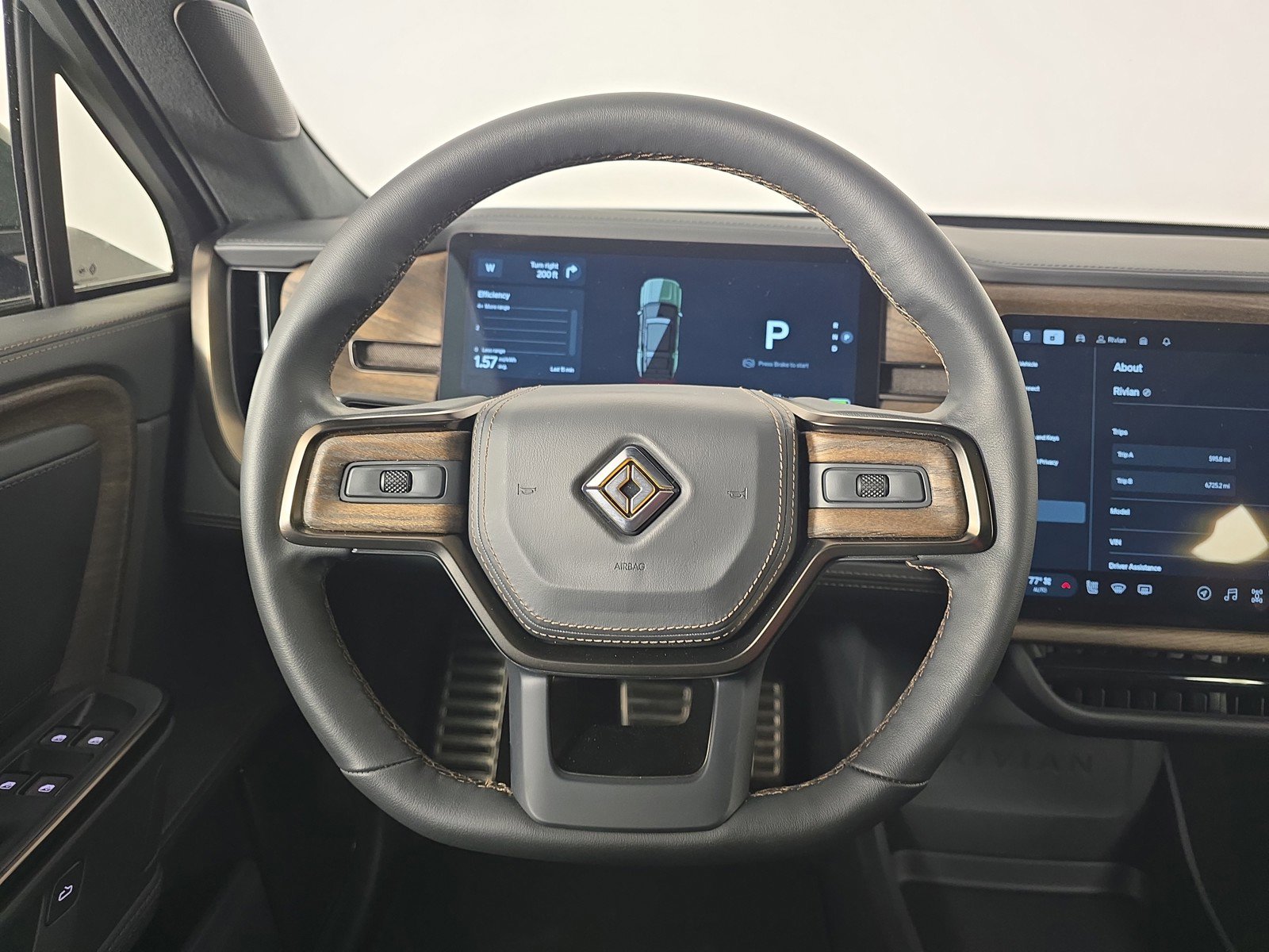 Used 2025 Rivian R1S Premium image 28
