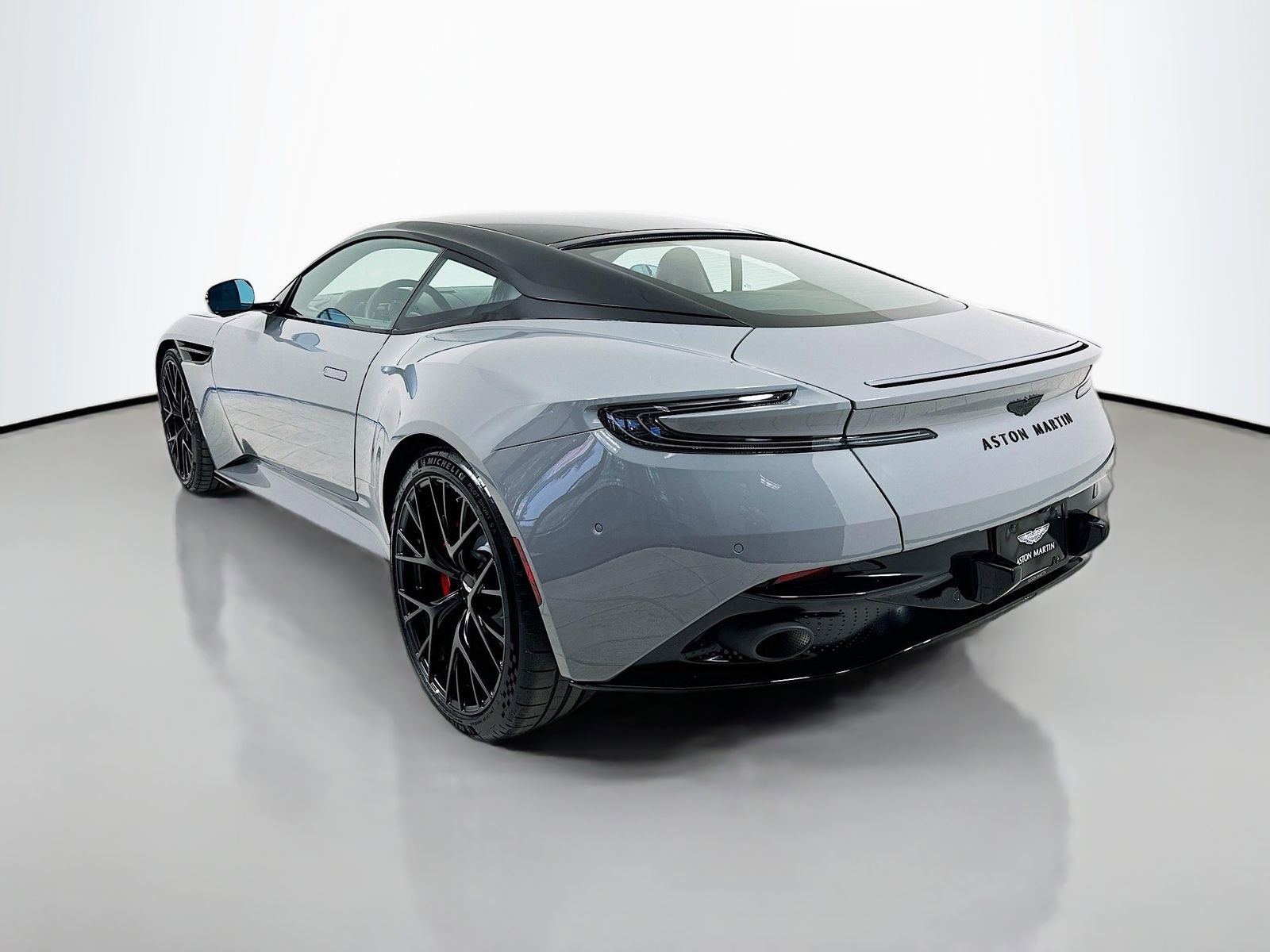 Used 2025 Aston Martin DB12 Coupe RWD image 5