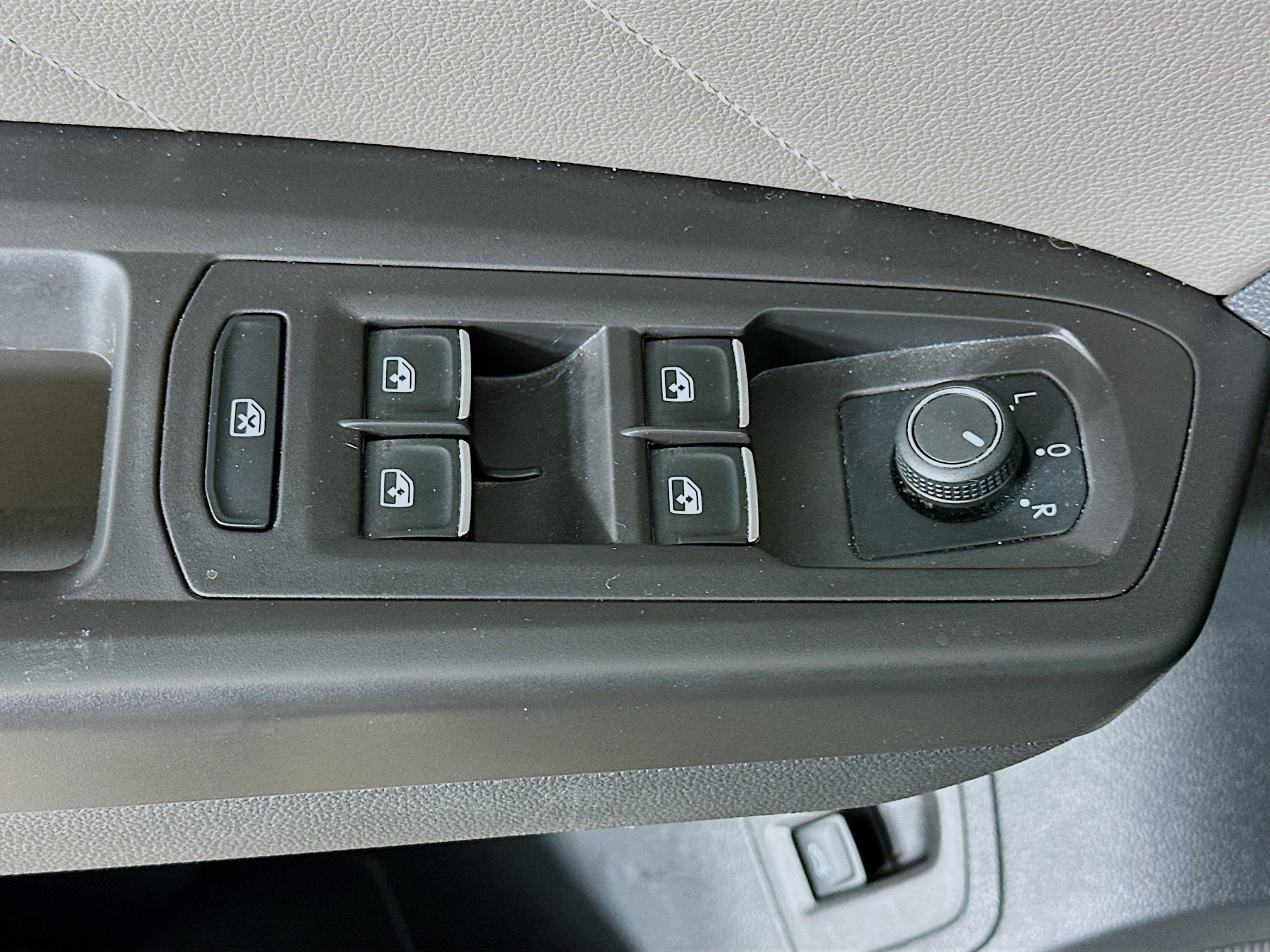 Used 2023 Volkswagen Atlas SE image 15