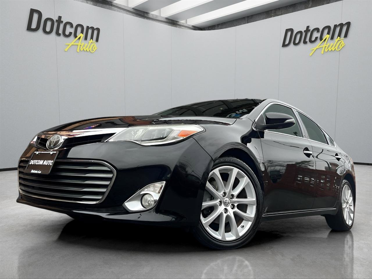 Used 2013 Toyota Avalon Limited w/ Technology Pkg FWD image 2