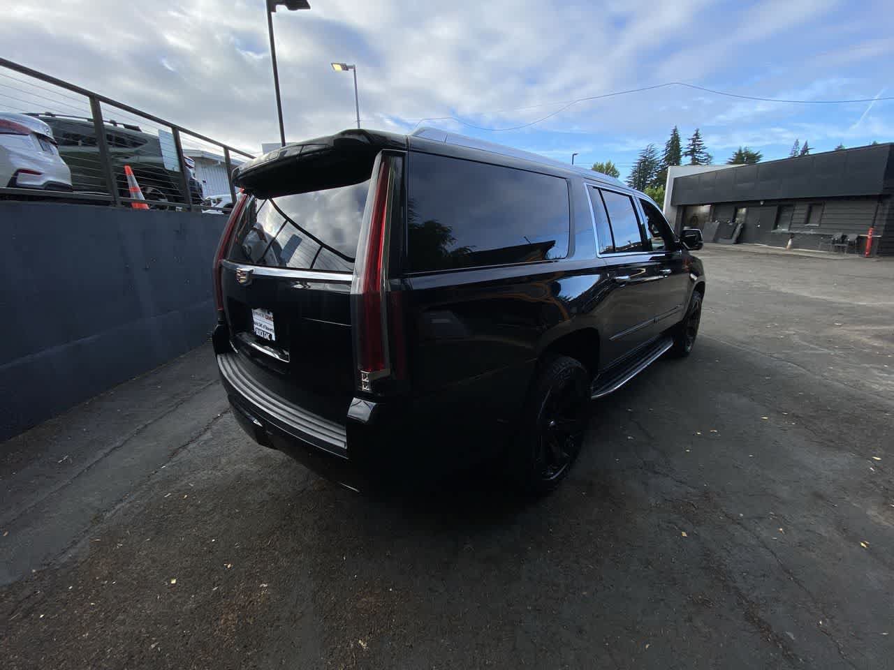 Used 2019 Cadillac Escalade ESV Luxury AWD/4WD image 6