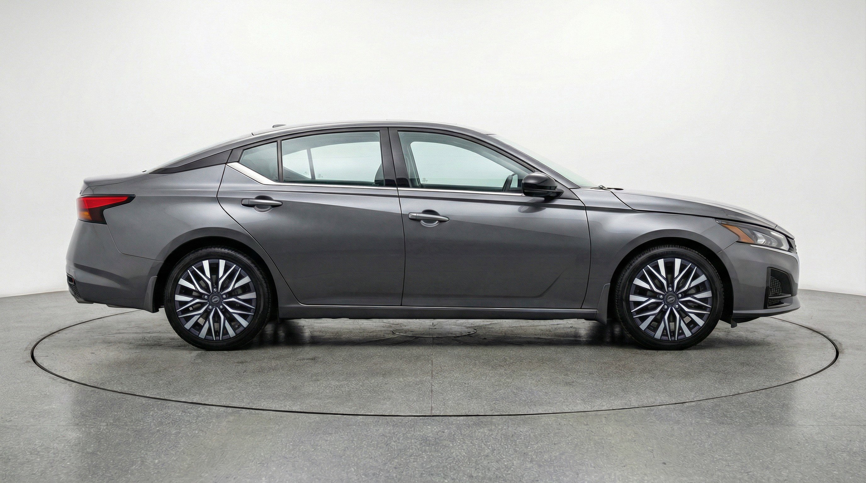 Used 2025 Nissan Altima 2.5 SV FWD image 11