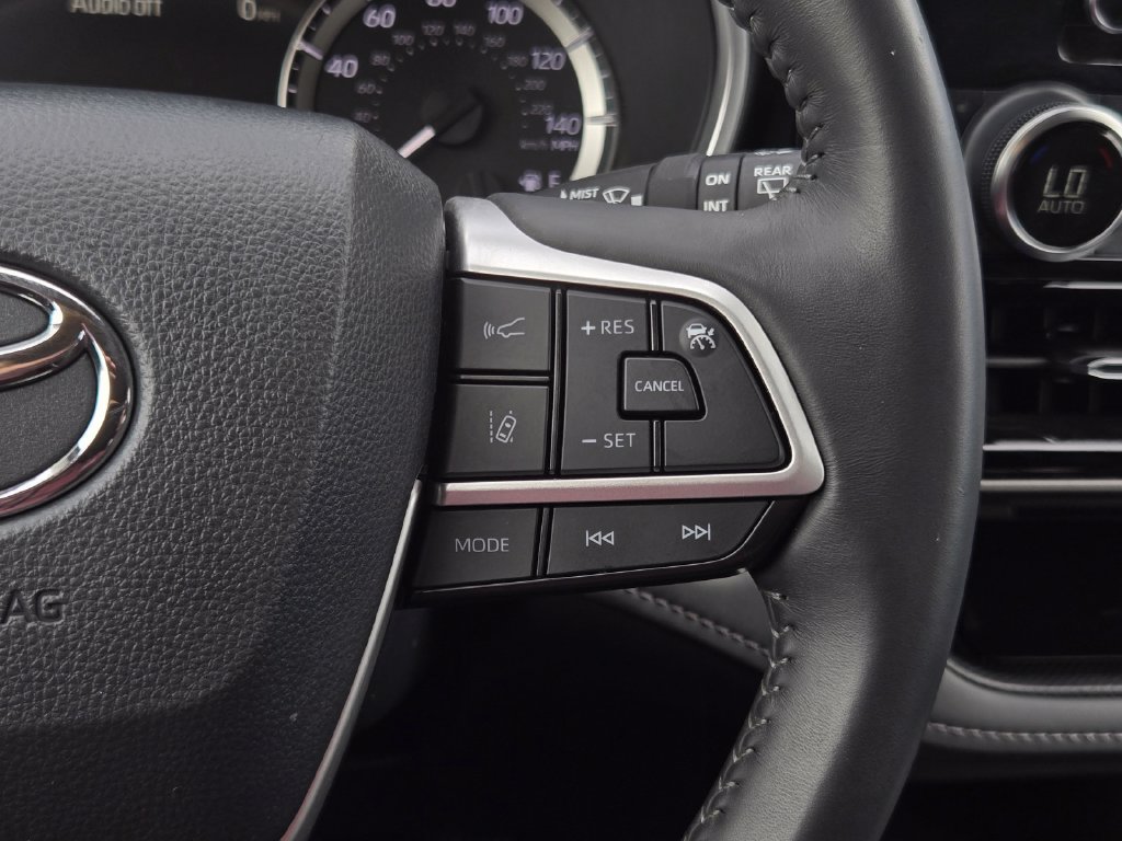 Used 2024 Toyota Highlander XLE AWD/4WD image 25