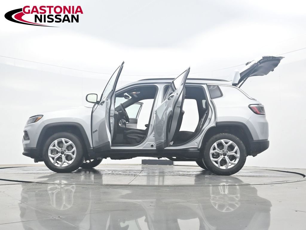 Used 2025 Jeep Compass Latitude AWD/4WD image 44