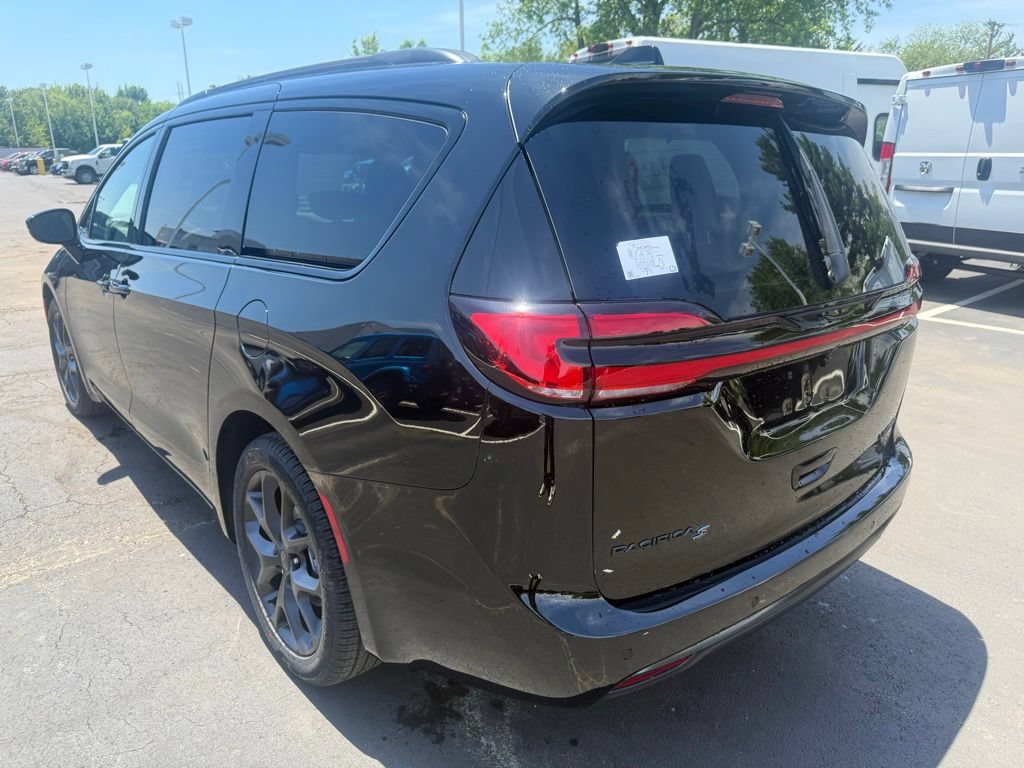 New 2027 Chrysler Pacifica Limited w/ Family Tech Group FWD image 6