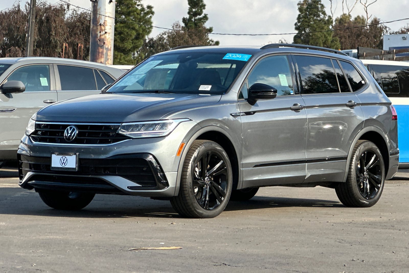 Certified 2024 Volkswagen Tiguan SE R-Line image 8