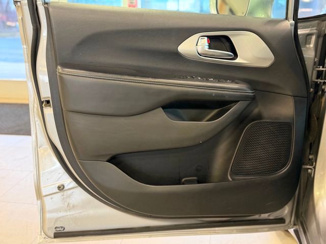 Used 2019 Chrysler Pacifica Touring Plus w/ S Appearance Package FWD image 18