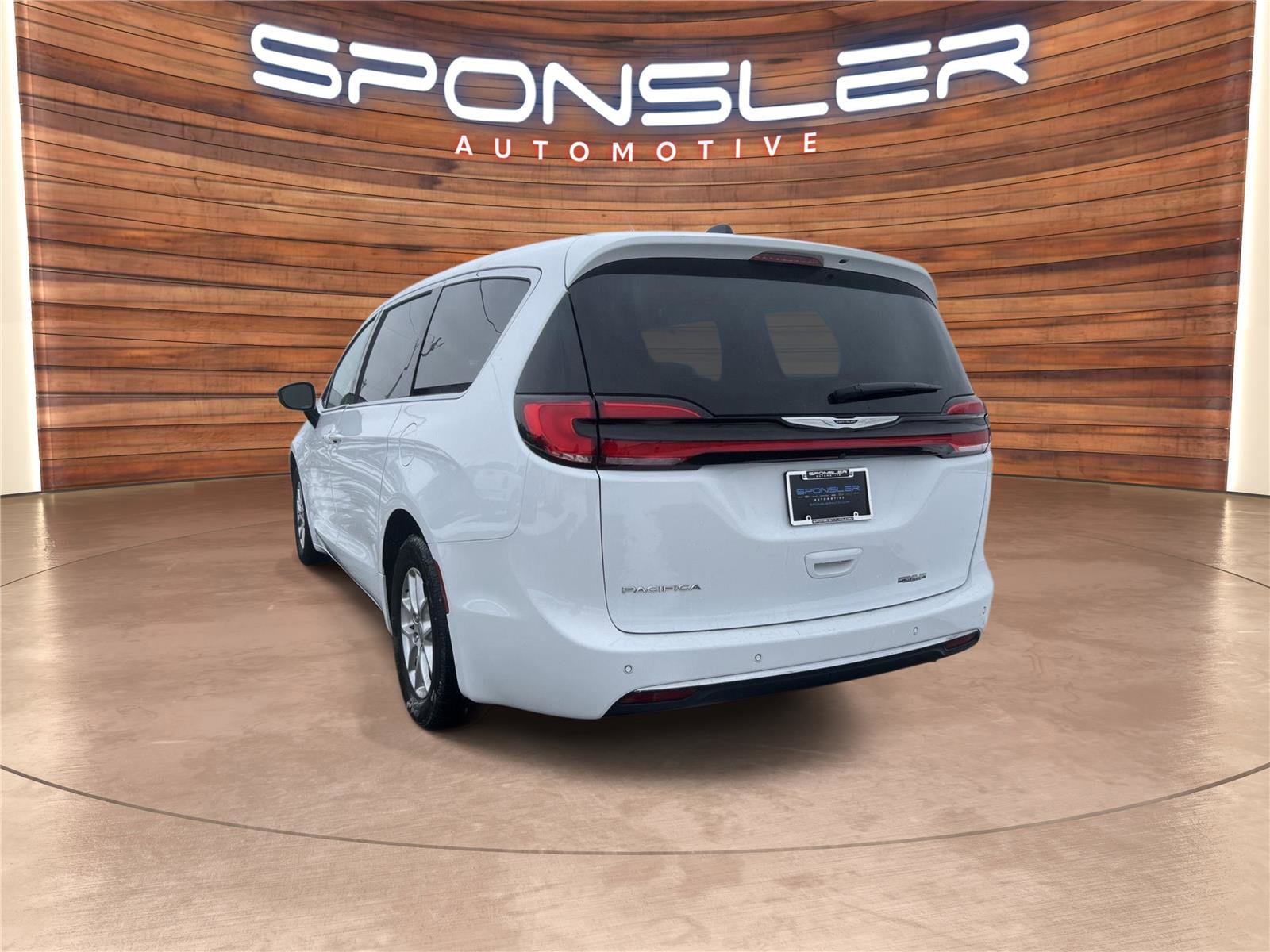 Used 2024 Chrysler Pacifica Touring-L image 3