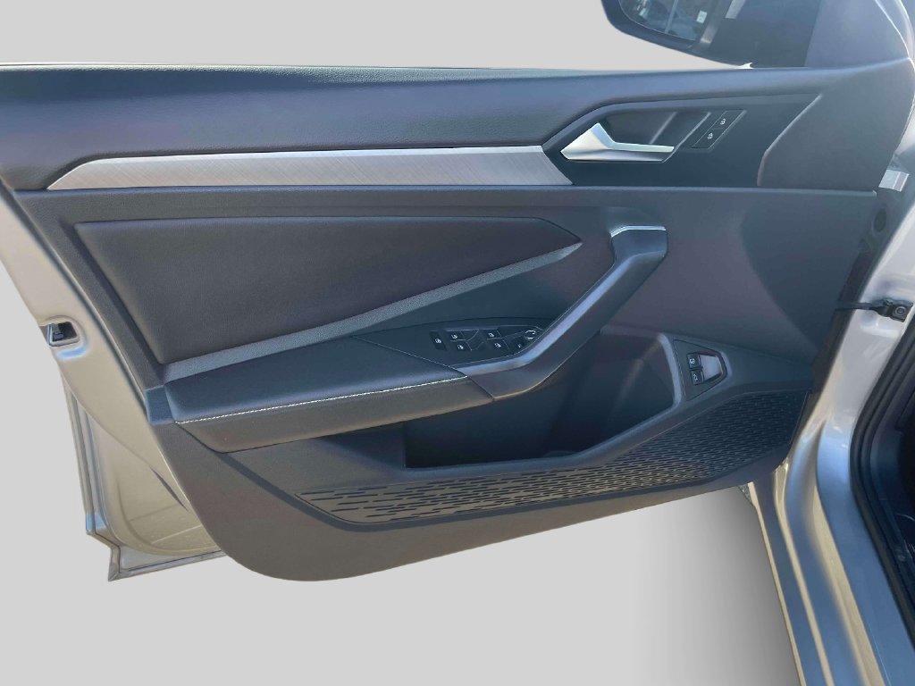 Used 2024 Volkswagen Jetta SE w/ Panoramic Sunroof Package FWD image 16