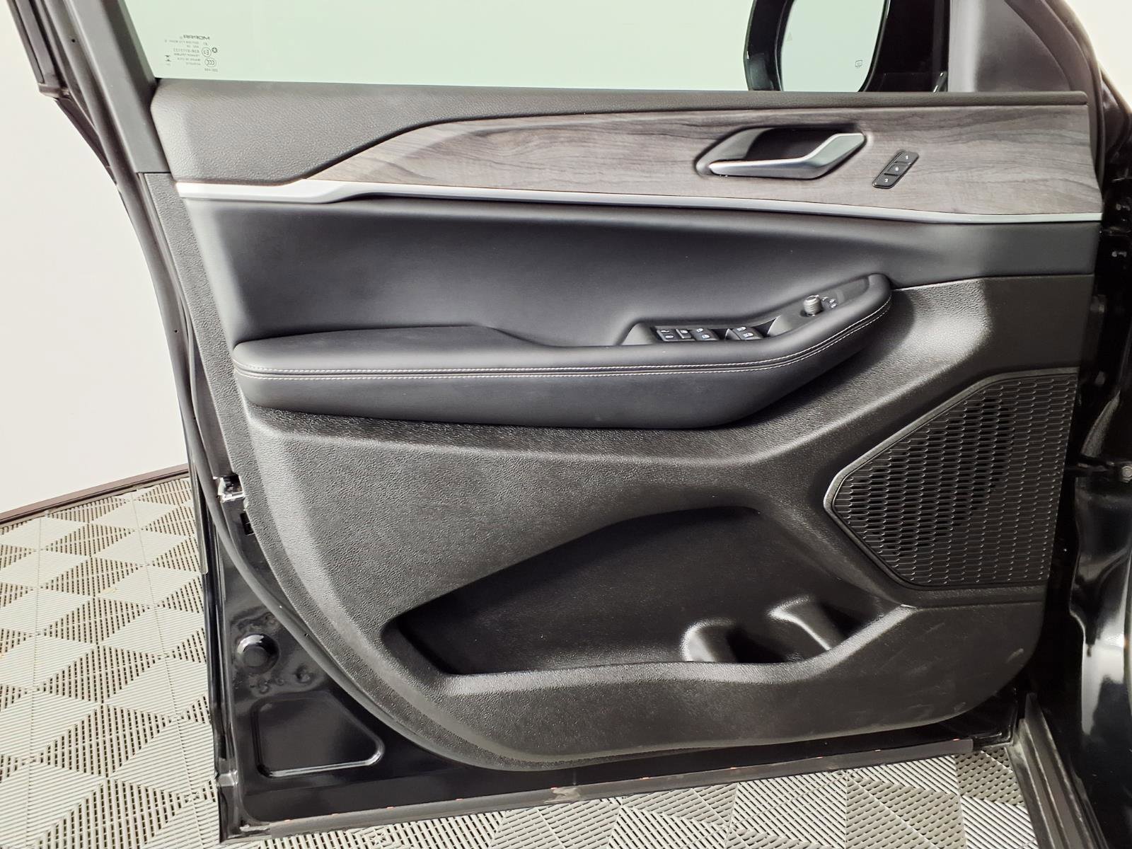 Used 2025 Jeep Grand Cherokee Limited w/ Black Appearance Package image 16