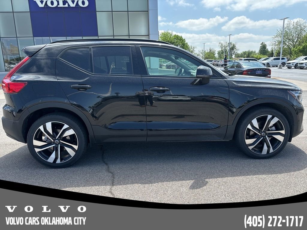 Used 2025 Volvo XC40 B5 Plus image 5