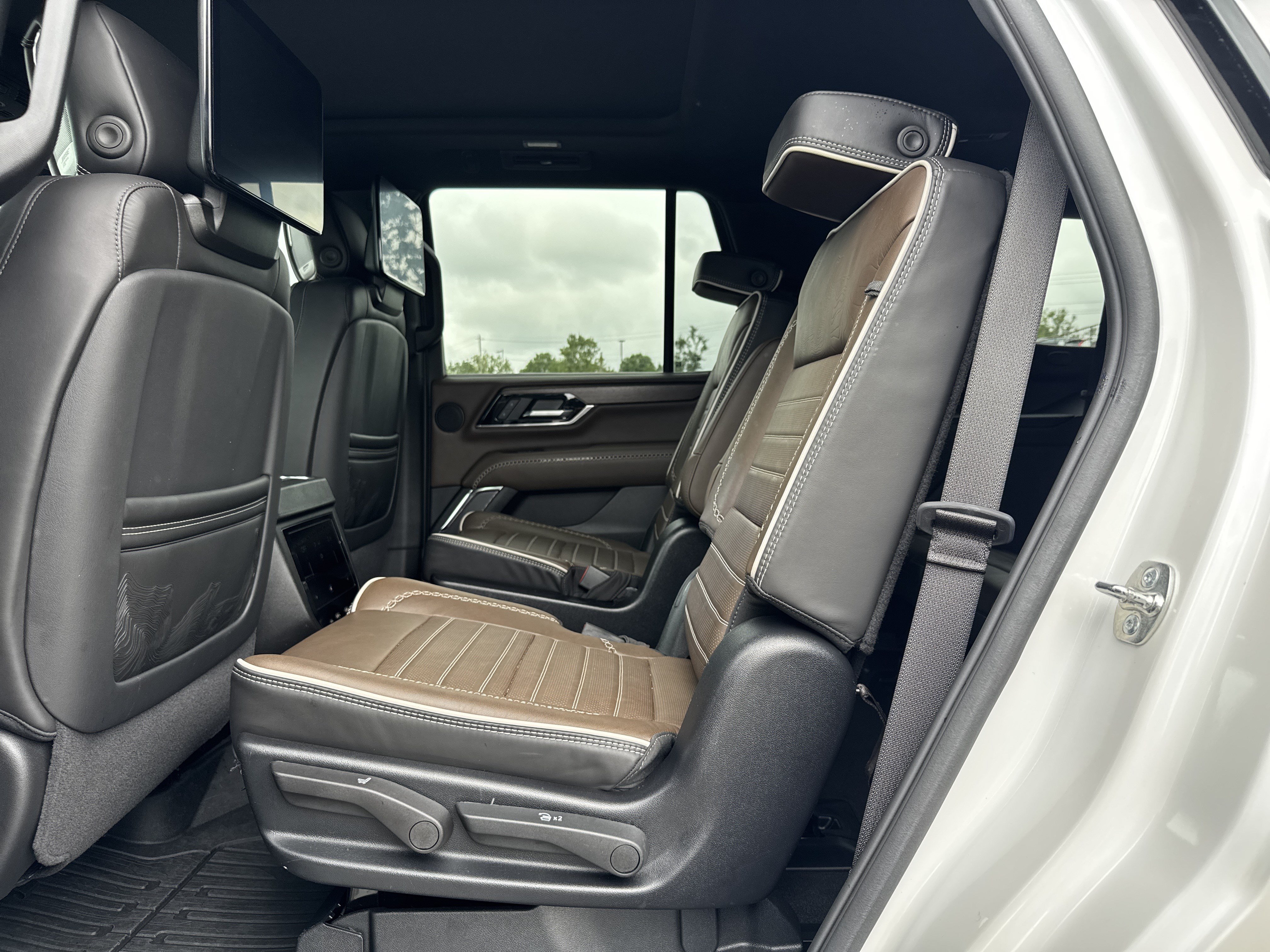 Used 2025 GMC Yukon Denali Ultimate AWD/4WD image 33