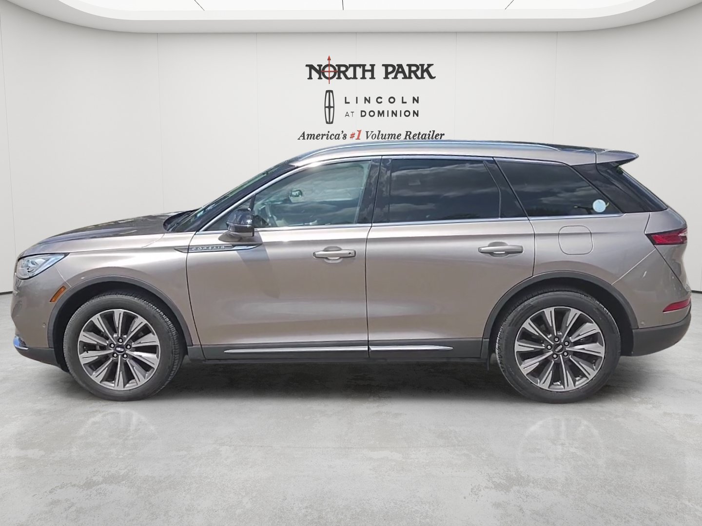 Used 2020 Lincoln Corsair Reserve w/ Equipment Group 202A AWD/4WD image 2