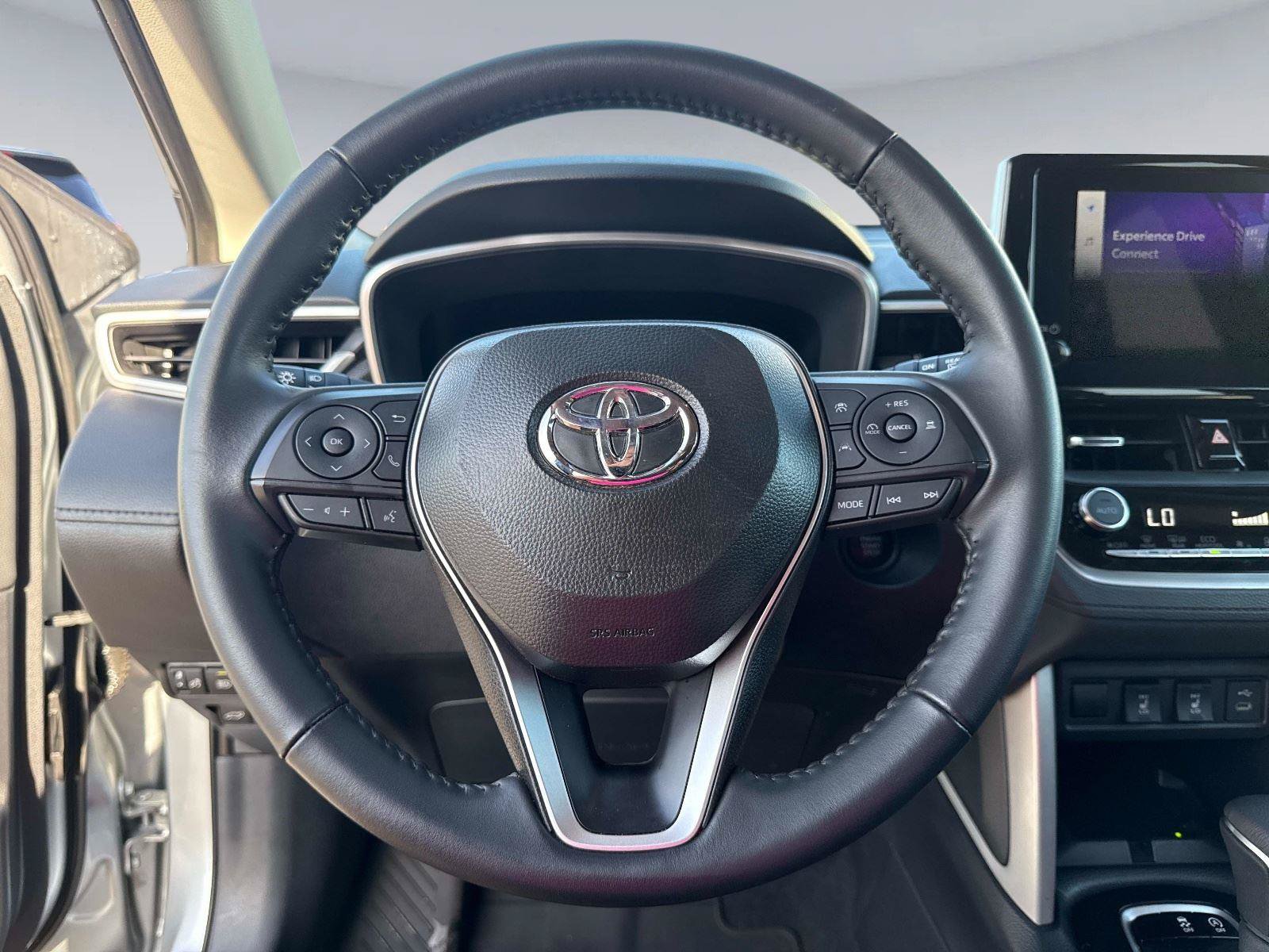 Used 2025 Toyota Corolla Cross XLE w/ Convenience Package FWD image 28