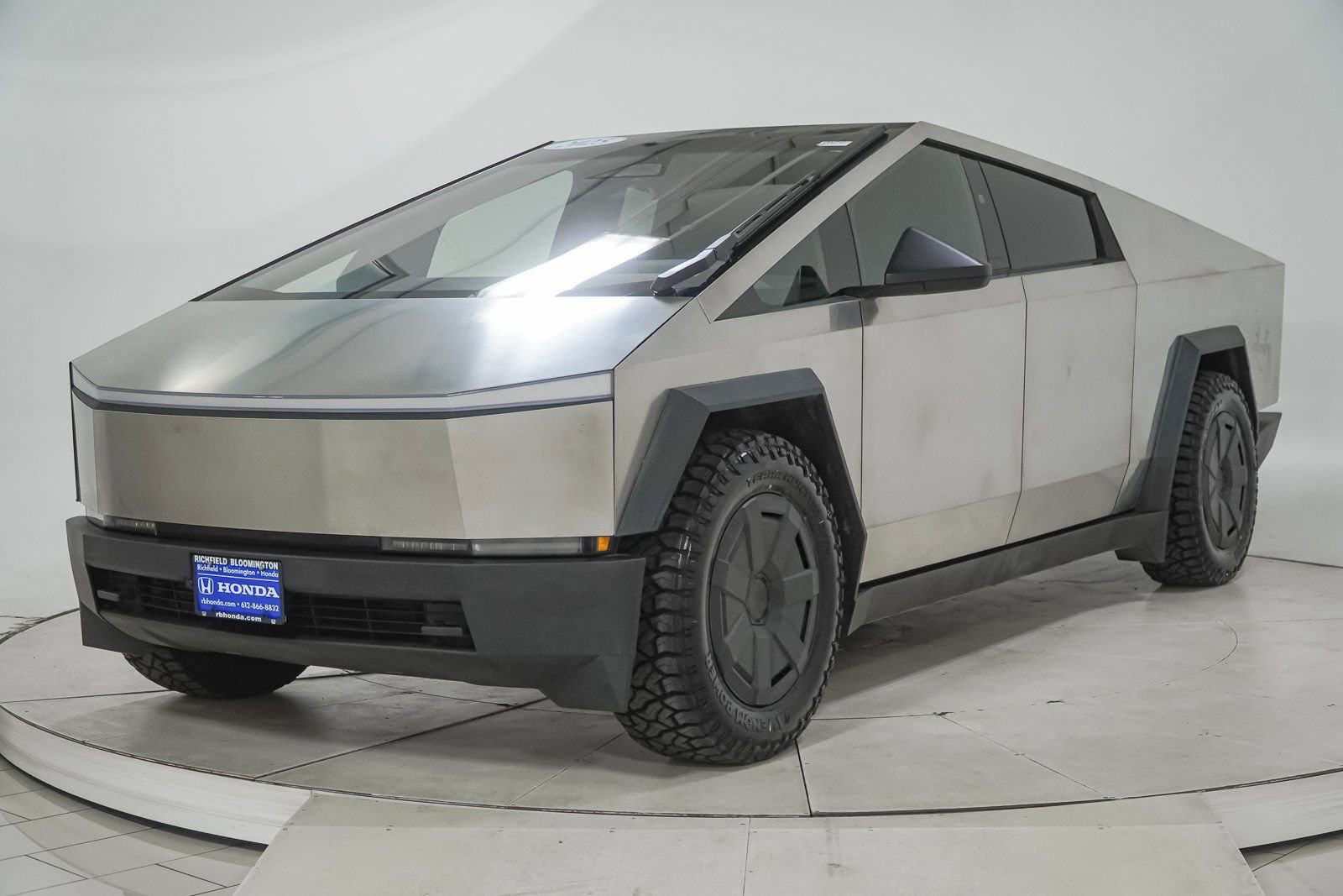 Used 2025 Tesla Cybertruck AWD Crew Cab image 3