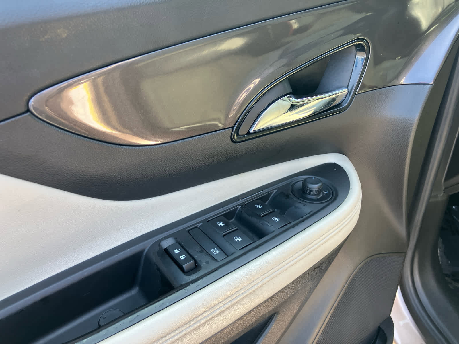 Used 2018 Buick Encore Essence w/ Experience Buick Package FWD image 10