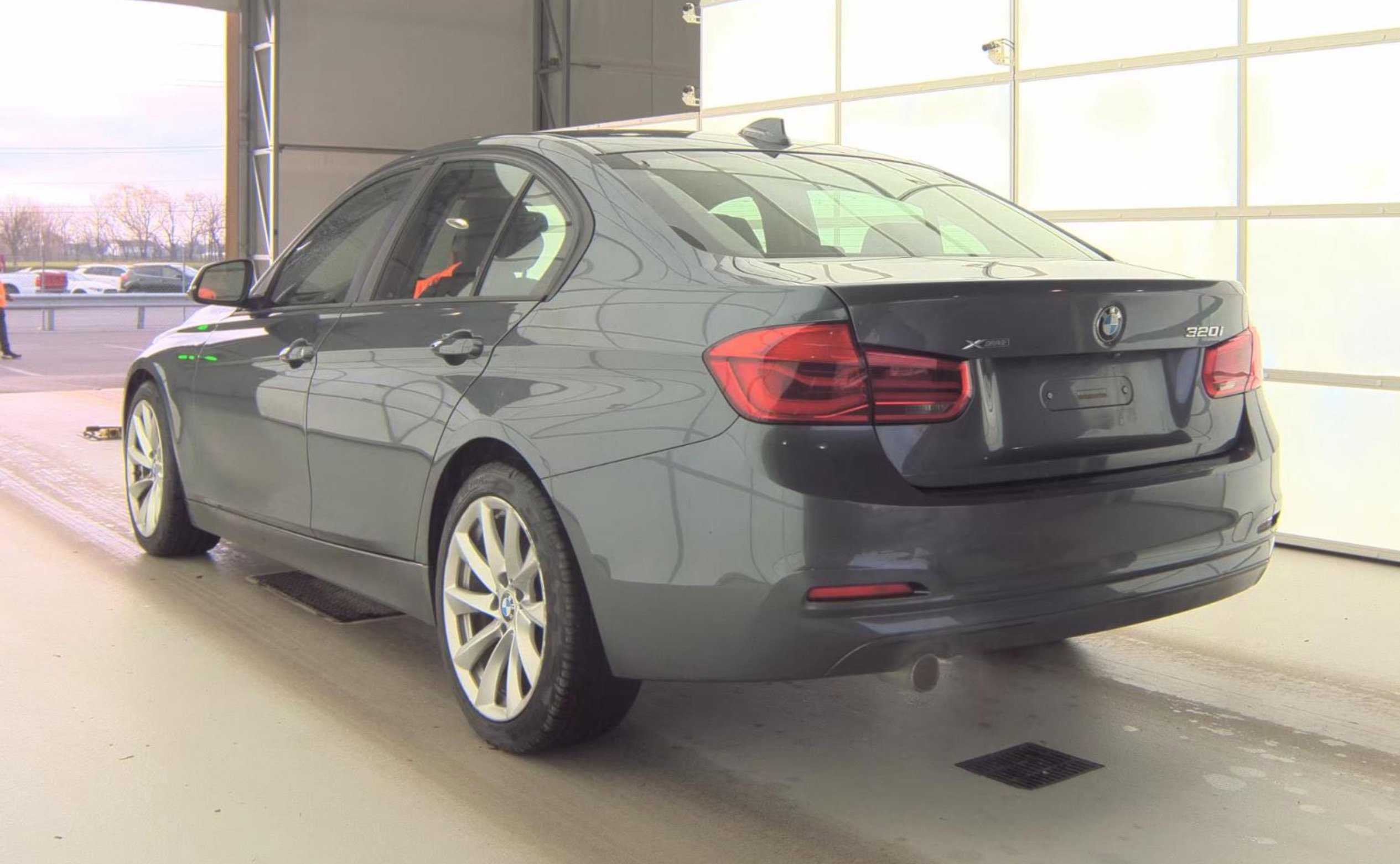 Used 2018 BMW 320i xDrive Sedan w/ Convenience Package AWD/4WD image 4