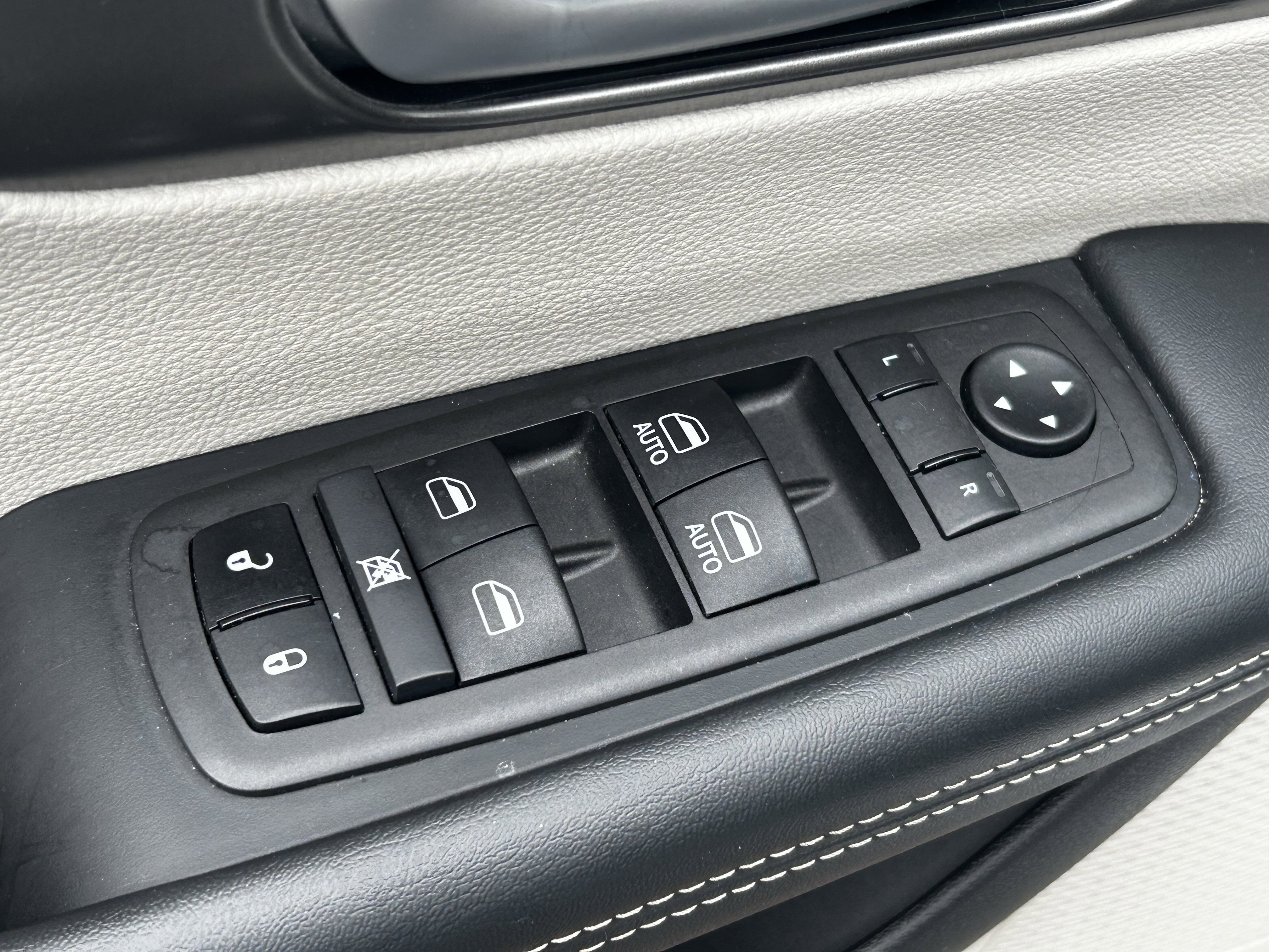 Certified 2024 Chrysler Pacifica Touring-L image 21