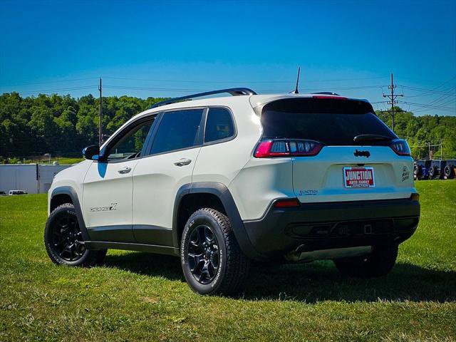 Certified 2022 Jeep Cherokee Latitude w/ Sun & Sound Group AWD/4WD image 5