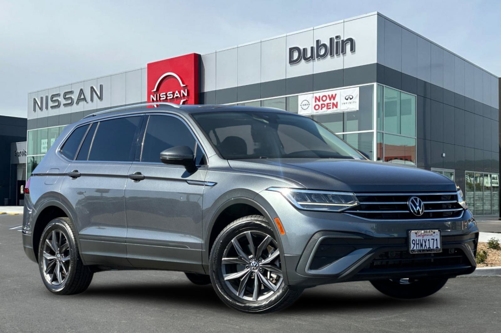 Used 2023 Volkswagen Tiguan SE FWD image 2