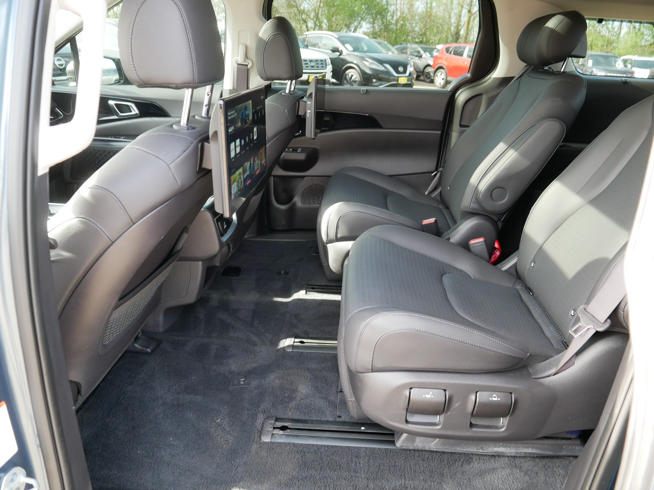 Certified 2025 Kia Carnival SX Prestige FWD image 35