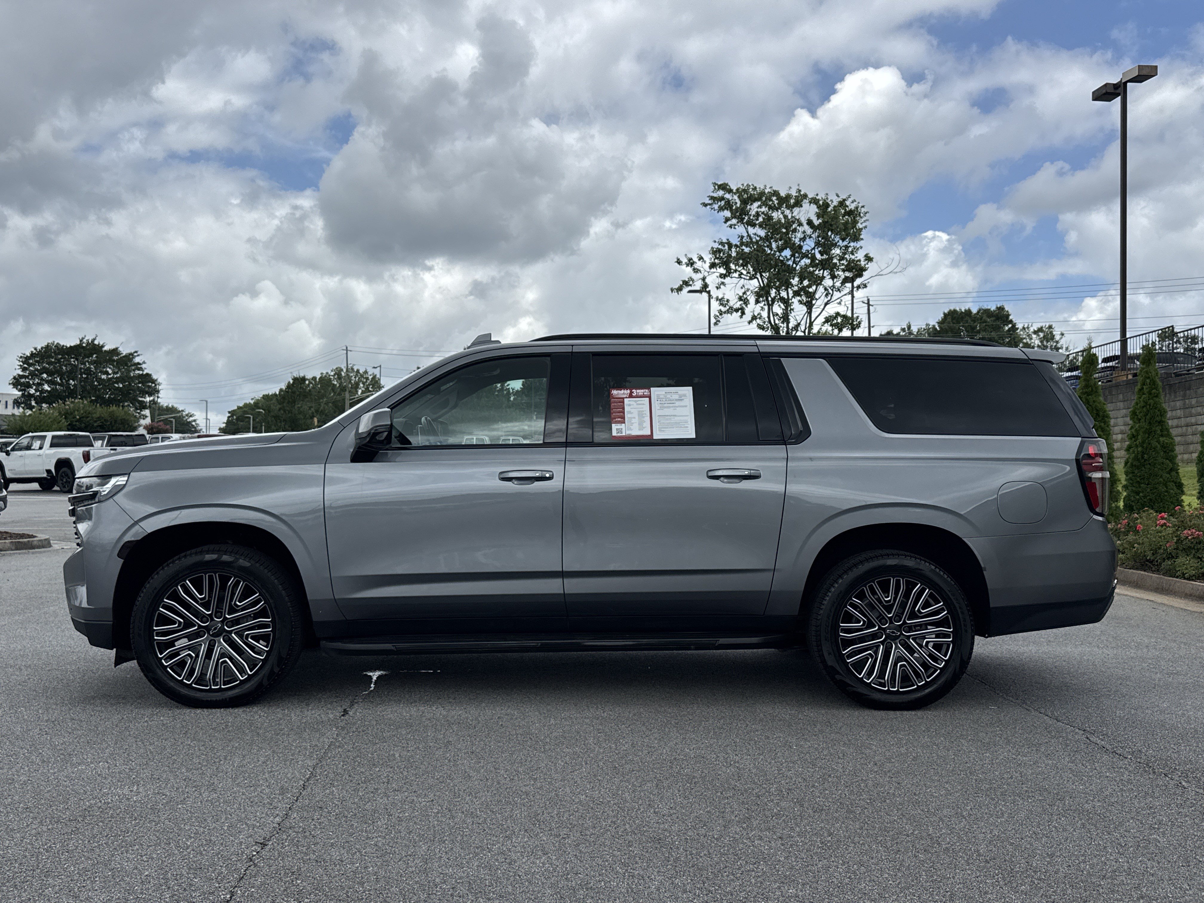 Used 2022 Chevrolet Suburban LT w/ Luxury Package AWD/4WD image 7