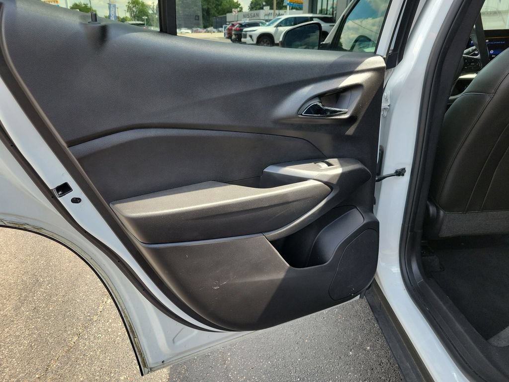 Used 2025 Chevrolet Trax LT FWD image 18