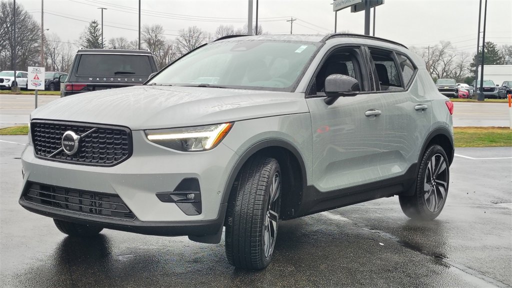 New 2026 Volvo XC40 B5 Plus w/ Climate Package image 6