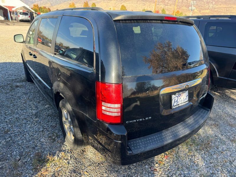 Used 2010 Chrysler Town & Country Touring image 2