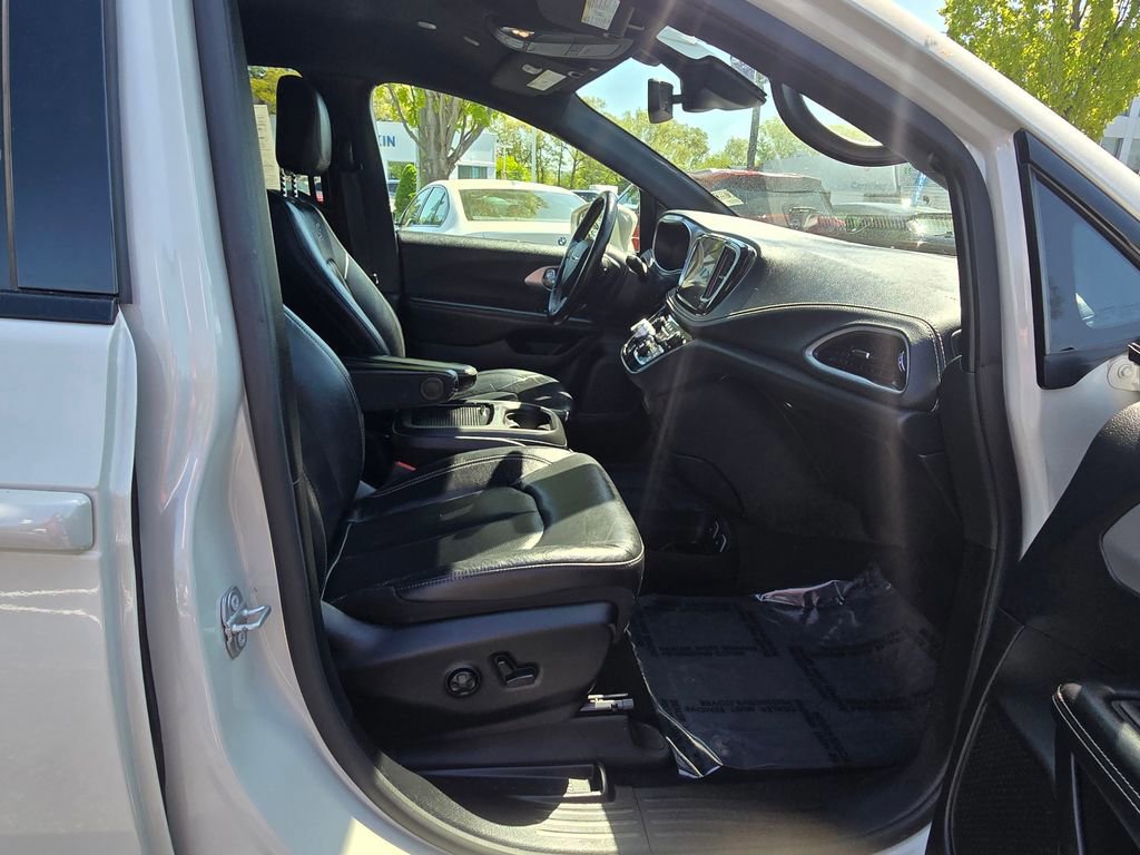 Used 2021 Chrysler Pacifica Touring-L w/ Premium & Safety Sphere Group AWD/4WD image 11