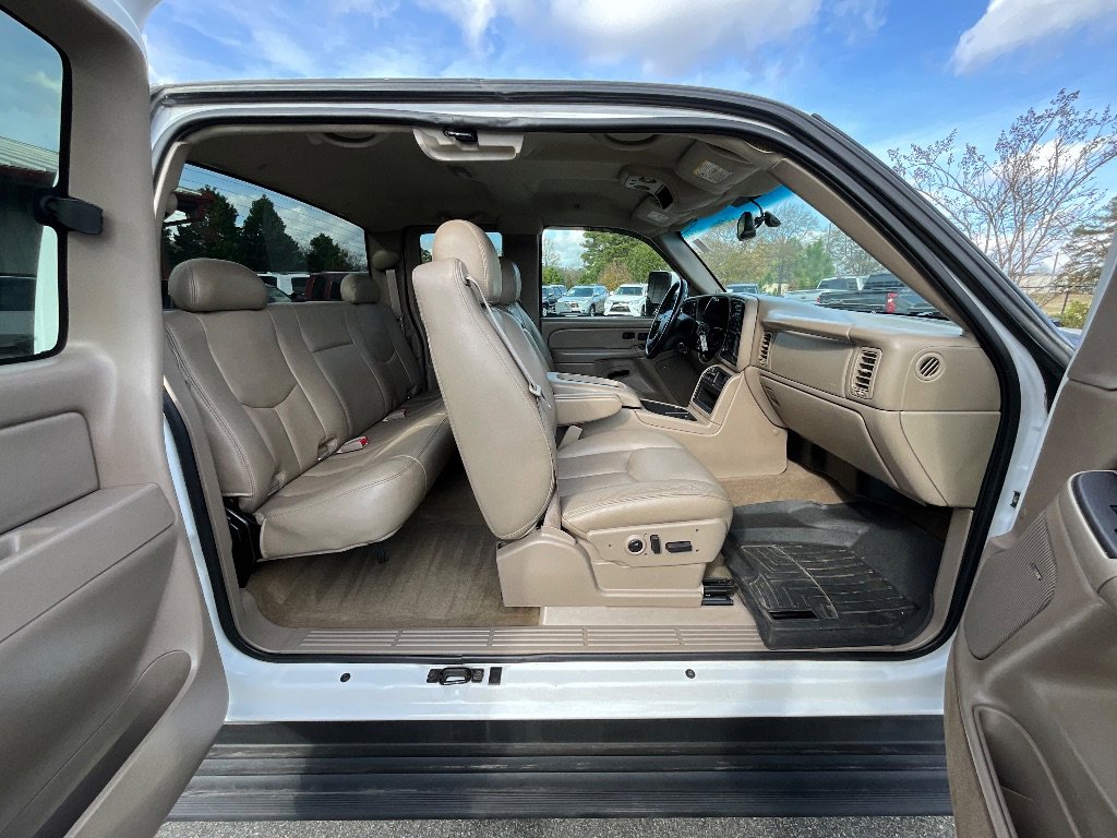 Used 2005 GMC Sierra 2500 SLT w/ Heavy-Duty Power Package image 25