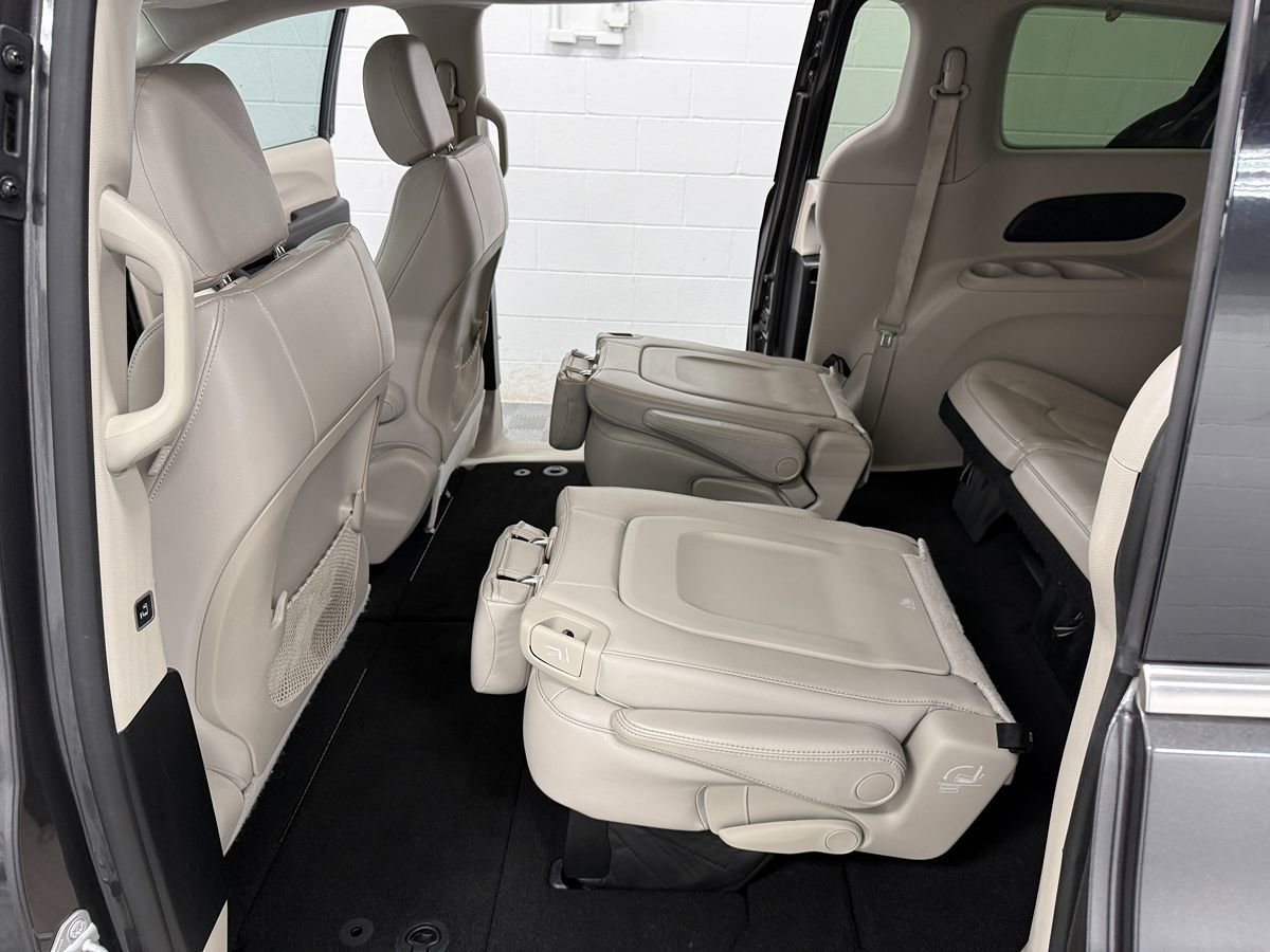 Used 2017 Chrysler Pacifica Touring-L w/ Tire & Wheel Group FWD image 14