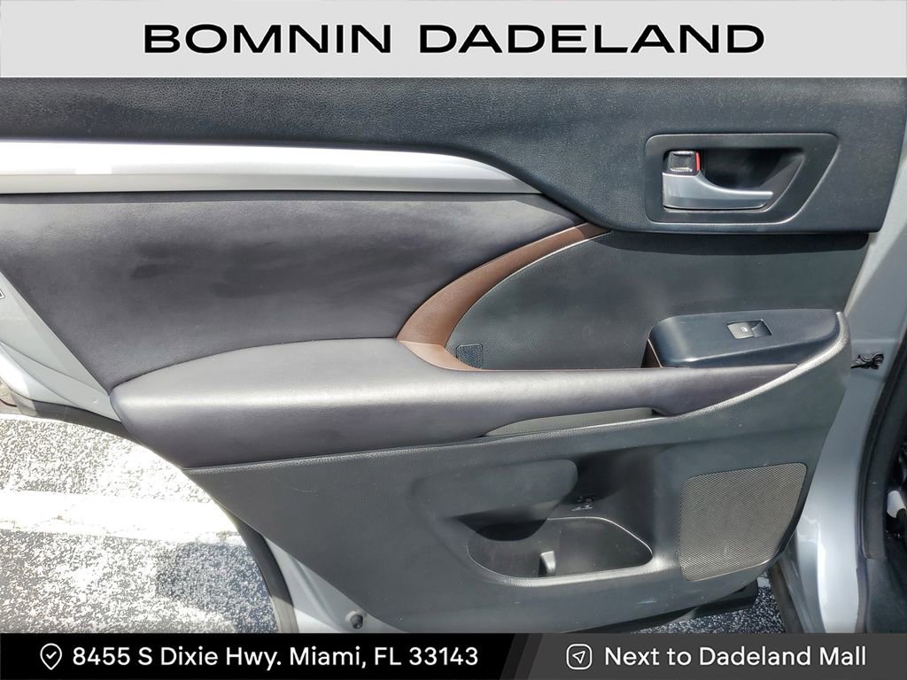 Used 2017 Toyota Highlander SE image 9