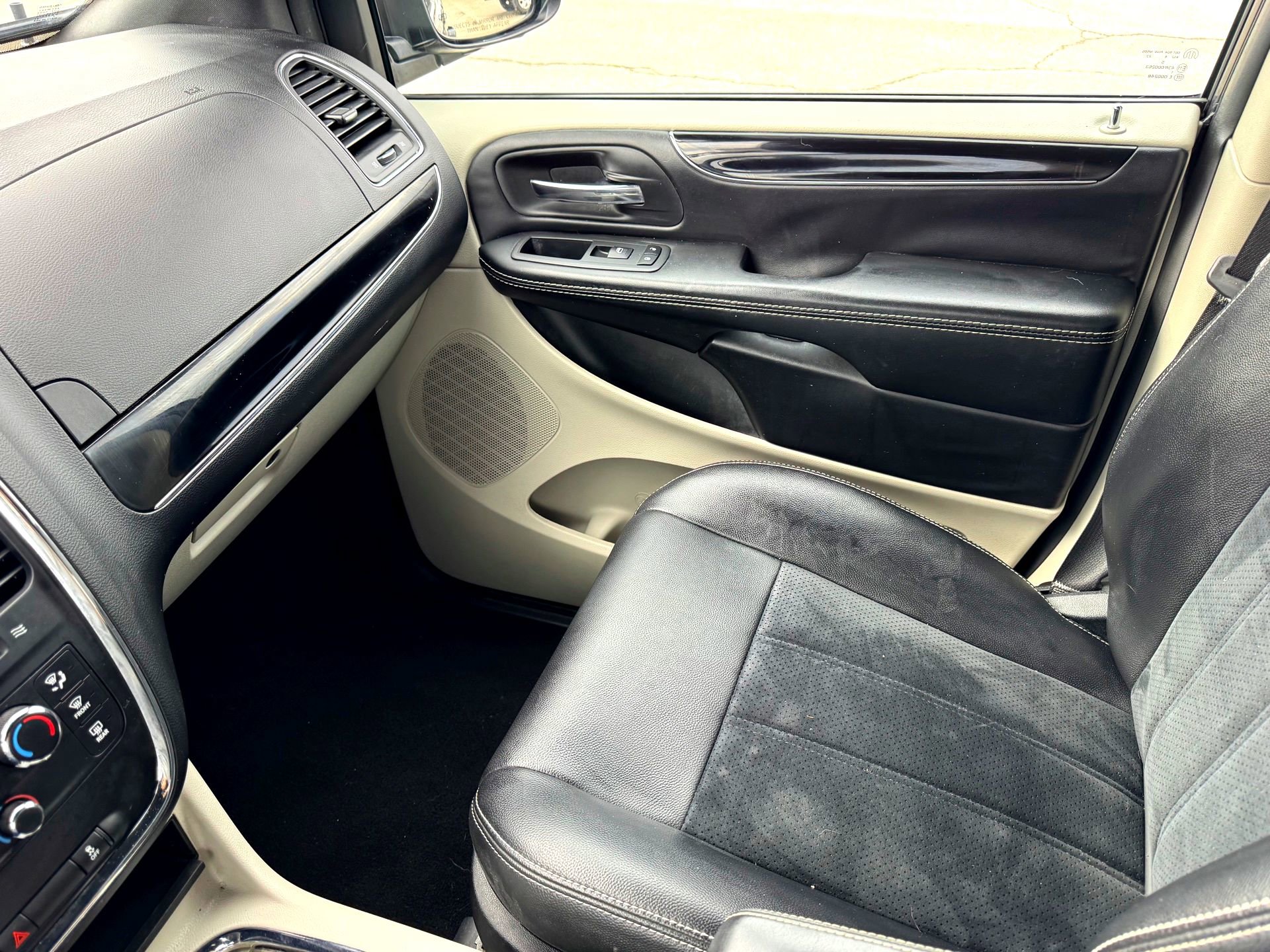 Used 2018 Dodge Grand Caravan SXT image 30