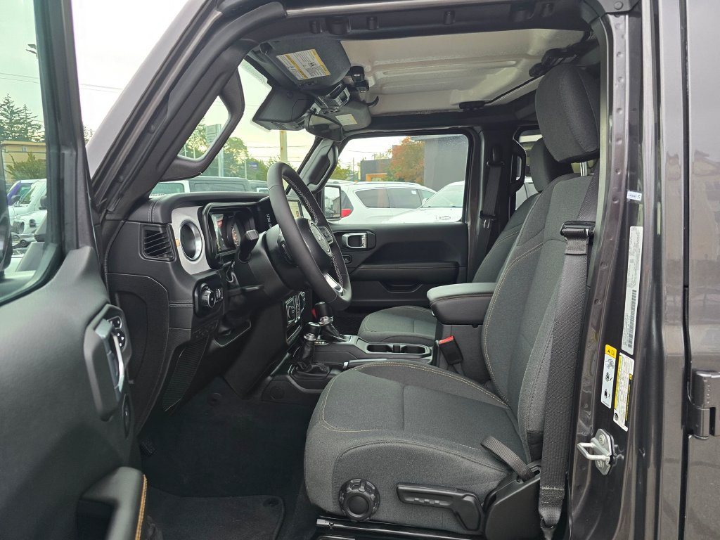 Used 2025 Jeep Wrangler Unlimited Sahara AWD/4WD image 19