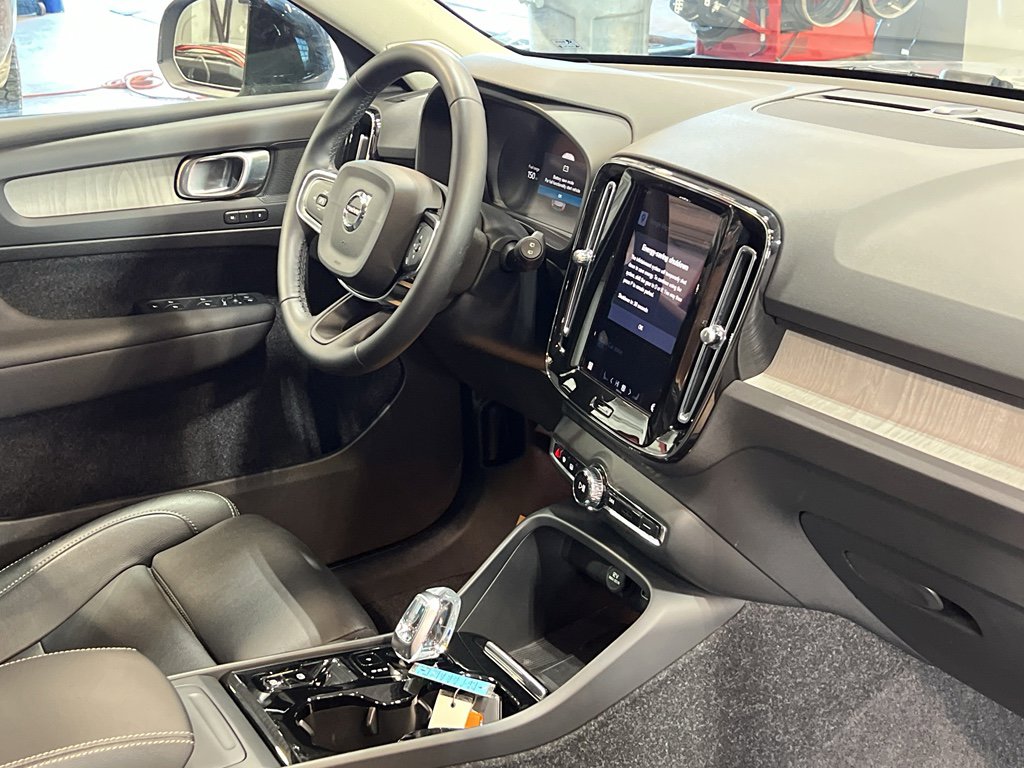 Used 2025 Volvo XC40 B5 Plus image 26