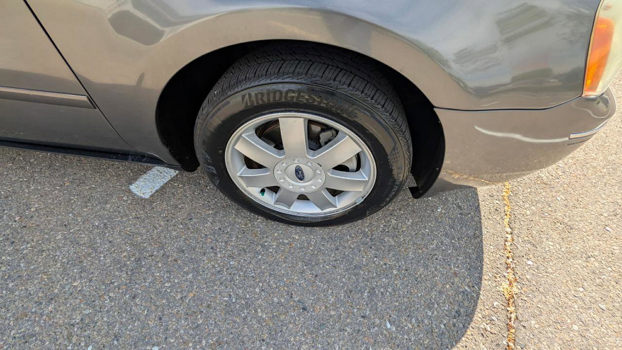 Used 2005 Ford Five Hundred SE image 9