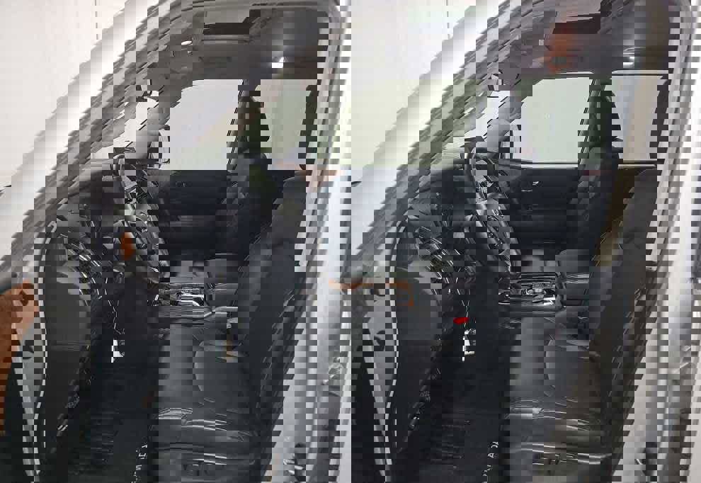 Used 2024 Nissan Armada SL w/ Captain's Chairs Package image 7