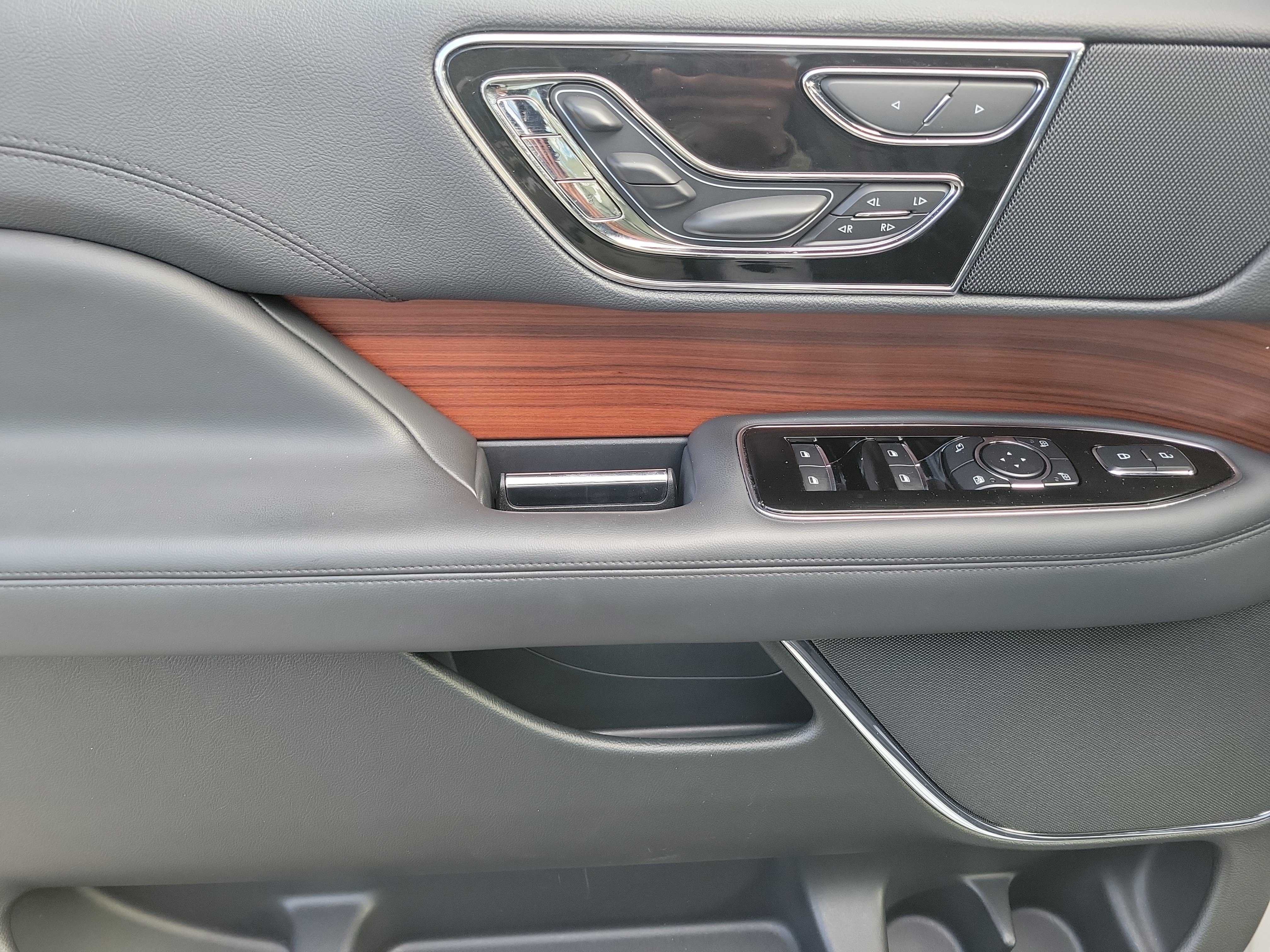 Certified 2024 Lincoln Navigator L Reserve AWD/4WD image 18