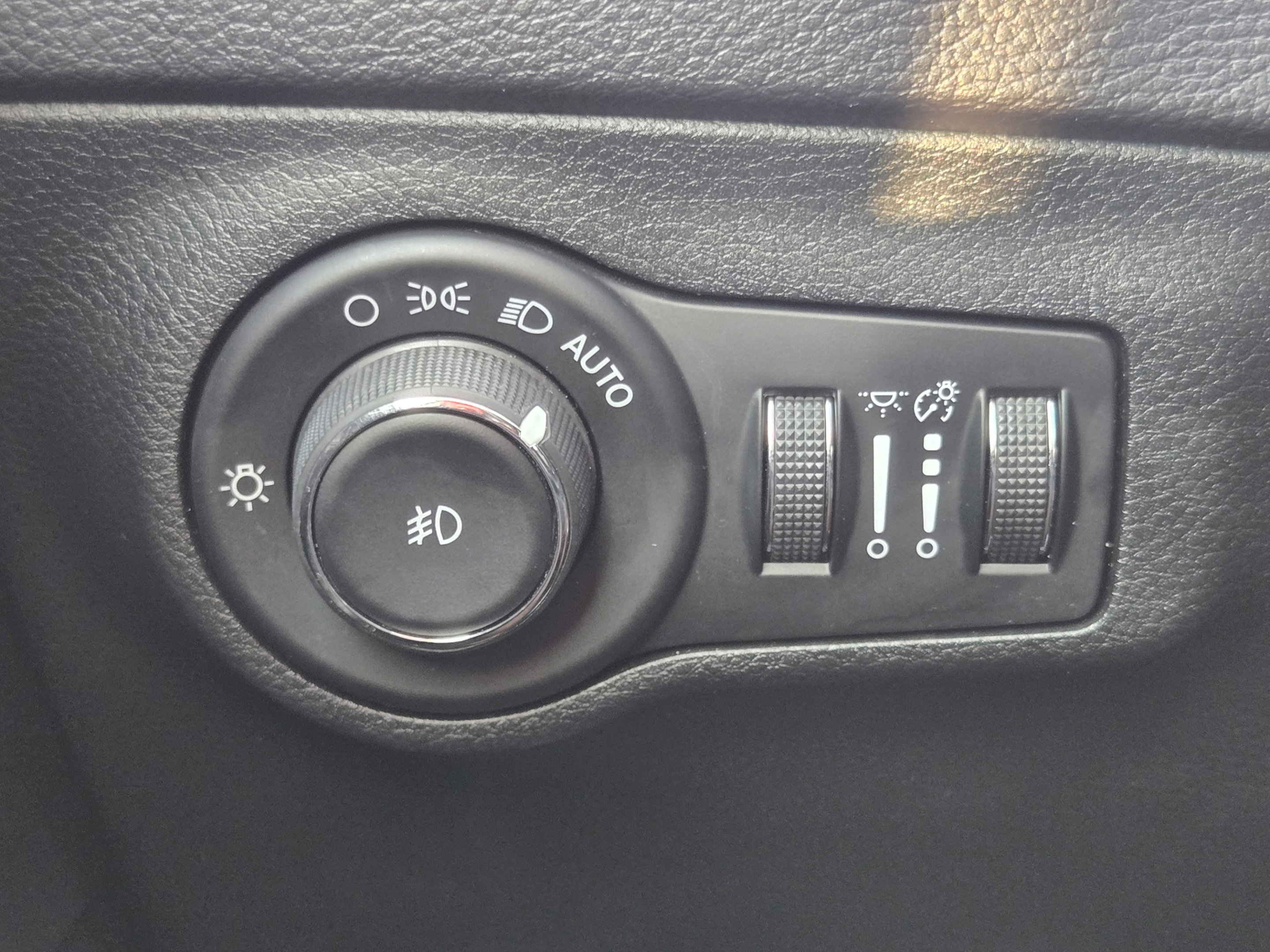 Used 2018 Jeep Compass Latitude FWD image 19