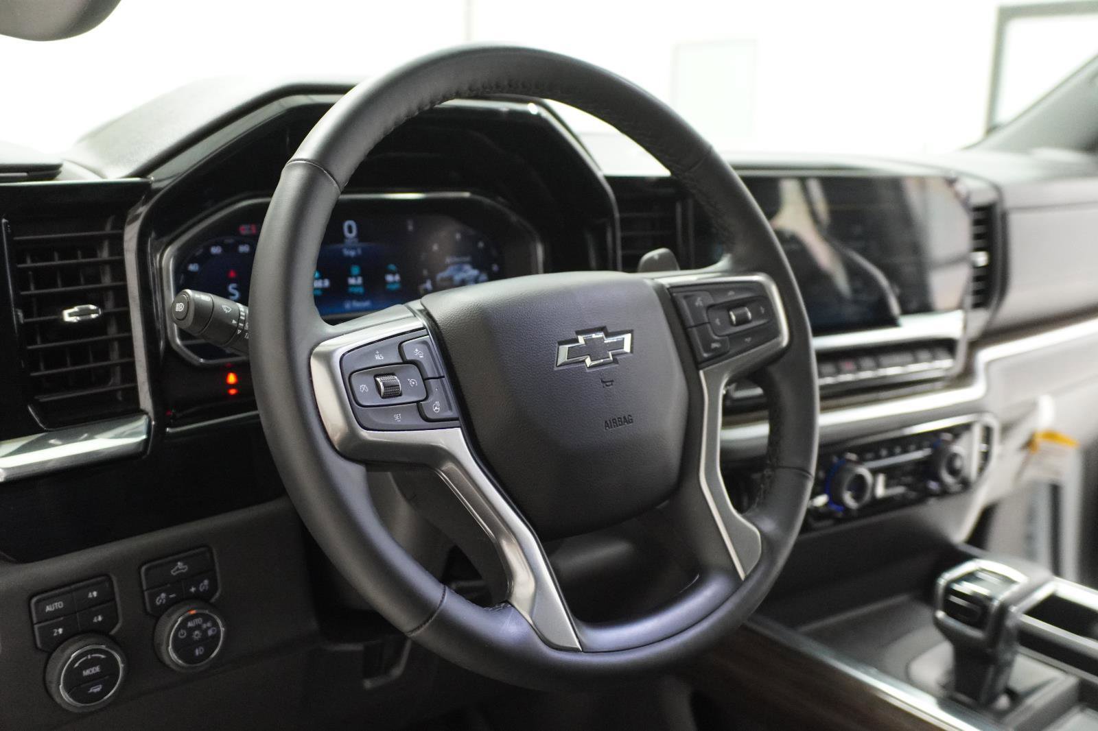 Used 2025 Chevrolet Silverado 1500 LT Trail Boss w/ Convenience Package II AWD/4WD image 16