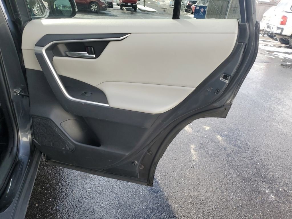 Used 2021 Toyota RAV4 XLE image 31