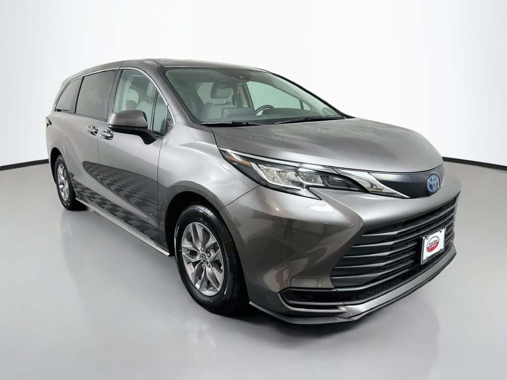 Certified 2022 Toyota Sienna LE FWD image 3