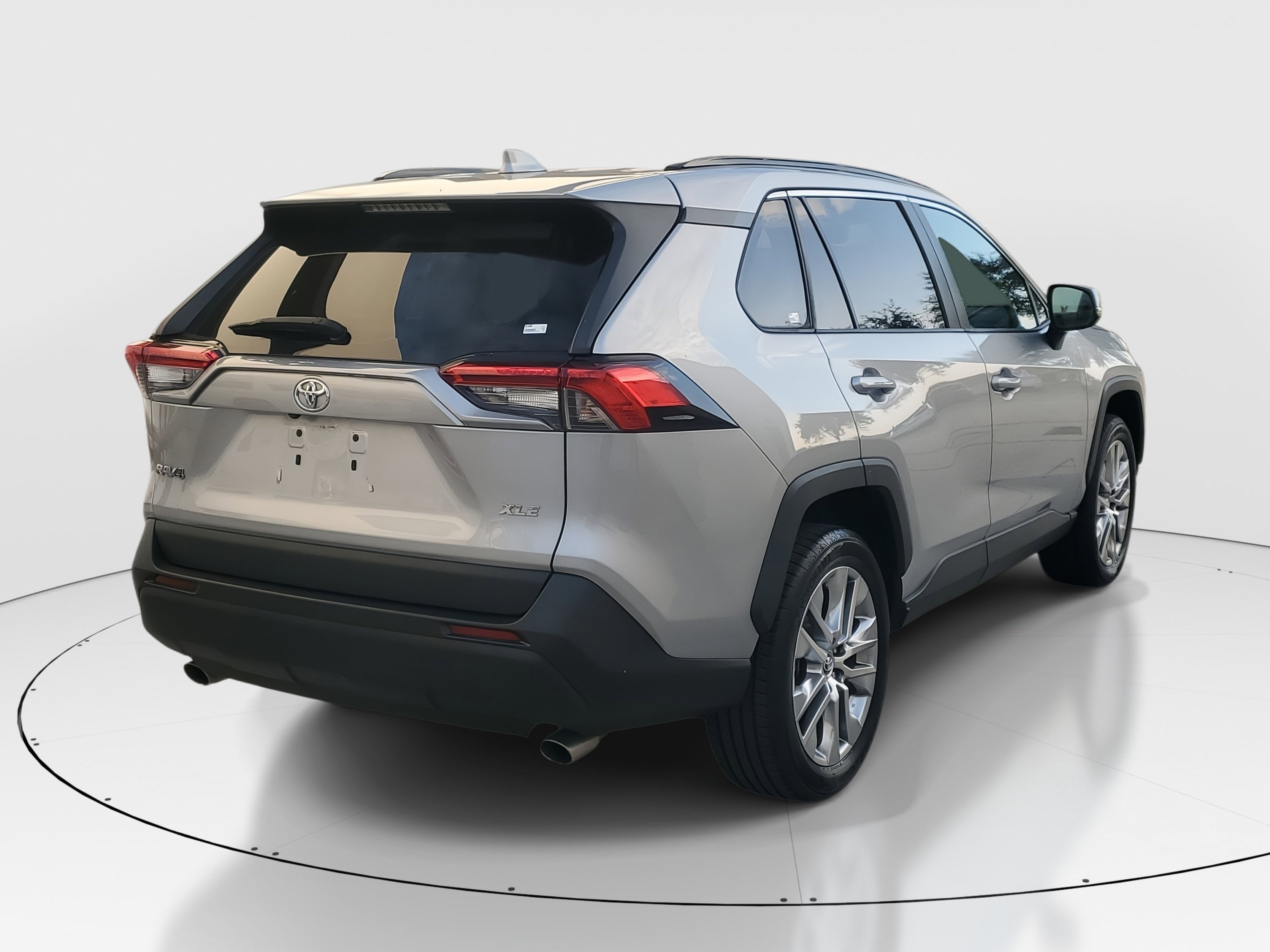 Used 2020 Toyota RAV4 XLE Premium image 3