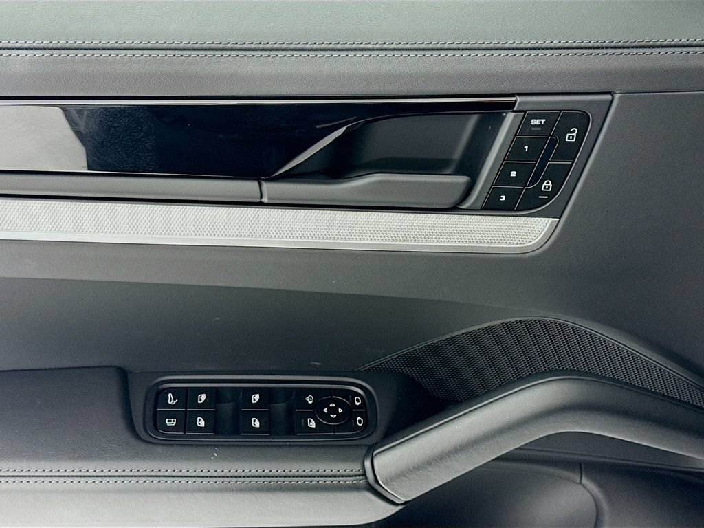 Certified 2025 Porsche Cayenne E-Hybrid AWD/4WD image 11