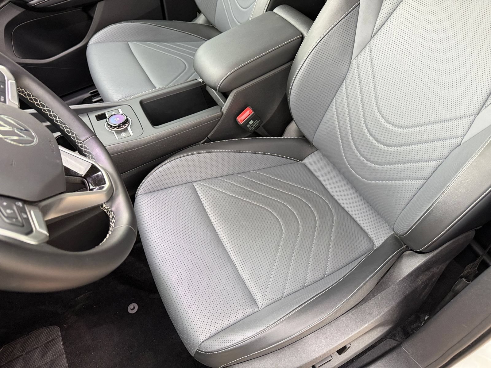 Used 2026 Volkswagen Tiguan SE AWD/4WD image 36